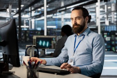 Veri merkezindeki geliştirici yazılım güncellemeleri yapıyor, sinirsel ağ parametrelerini doğruluyor. Yapılandırmaları denetlemek için PC kullanan sunucu çiftlik çalışanı, en uygun uygulama performansını sağlar