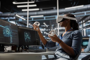 VR kulaklık kullanarak sunucu merkezindeki veri bilimci yapay zeka ve makine öğrenme süreçlerini çalıştırıyor. Yapay zeka araçları ve sanal gerçeklik teknolojisi kullanan veri merkezi bilişim uzmanı