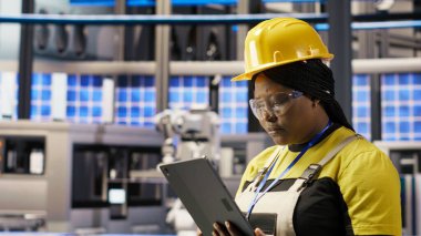 Uzman, yenilenebilir enerji üreten sanayi 4.0 fabrikasında rutin teftişler yapmak için tablet kullanıyor. Photovoltaics akıllı fabrika çalışanı cihaz, kamera B kullanarak test ekipmanları