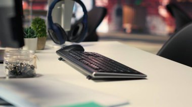 Ofis masaüstü ayarları terminal arayüzleri ve yapay zeka sistemlerini gösteren monitörleri içerir. Kendi kendini öğrenme modeli, derin öğrenme yenilikleri ve modern bilgisayar teknolojilerini sergiliyor..