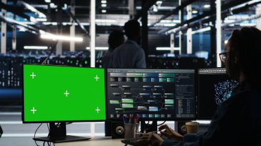 Veri merkezi teknisyeni verileri analiz etmek için yeşil ekranda düğüm ağacı yazılımı kullanıyor. Renkli anahtar bilgisayardaki görsel programlama araçlarını kullanarak vites performansını arttıran sunucu odası çalışanı, kamera B