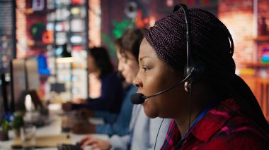 Personel, yeni satış fırsatlarını belirlemek için kulaklık mikrofonuyla müşteriyle konuşuyor. Ofiste hesap yöneticisi ses kulaklığı kullanıyor, ipucu oluşturmak için istemciyle bağ kuruyor, kamera B kapatıyor