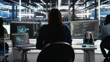 Verileri analiz etmek için algoritmalar kullanırken arızalı veri merkezi mühendisleri masasını yumrukluyor. Kızgın sunucu merkezi geliştiricisi, arızalı yapay zeka sinir ağları, kamera A