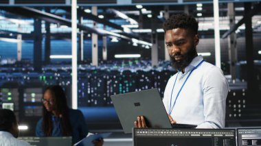 Veri merkezi mühendisi kaynak tahsisini optimize etmek için düğüm ağacı programlaması yapıyor. Sunucu tarım uzmanı bakım planlama için öngörücü yapay zeka görselleştirme sistemleri kullanıyor, kamera B