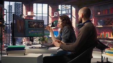 Film yapımı için video düzenleme yazılımı üzerinde birlikte çalışan yaratıcı çift yapay zeka kullanan modeller kullanarak mükemmel montajı yaratıyor. Yapım sonrası editör ekibi. Kamera A.