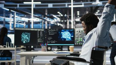 Mühendis, veri merkezindeki tekerlekli sandalyeyi sistem kapanma süresini en aza indirmek için yapay zeka ağacı yazılımı kullanarak kullanıyor. Sunucu merkezi çalışanı görsel programlama kullanarak performansı gözlemliyor, kamera A