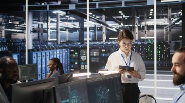 Veri bilimcilerinin nöral ağ algoritmasını incelediği sunucu merkezi denetleyicisi. Yapay zeka altyapı ortamındaki performans panellerini inceleyen yönetici, kamera A