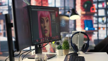 Profesyonel kurgu yazılımıyla yaratıcı çalışma alanı yaratmak ve çift ekran kurulumunda yapay zeka sohbet botu açmak. Dijital araçlar yüksek kaliteli resim işleme ve renk iyileştirme tekniklerini gösterir.