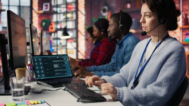 Müşteri temsilcisi, müşterilerle konuşmak ve satış olanaklarını belirlemek için Al Chatbot 'u kullanıyor. Yapay Zeka LLM kullanarak kurşunların oluşturulmasına yardımcı olan B kamerası.