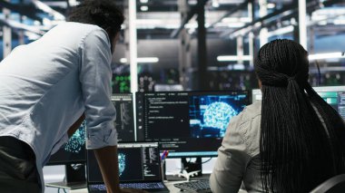 Veri merkezi yöneticisi yapay zeka çözümlerini optimize eden bir işçiyi denetliyor. Sunucu tarım denetleyicisi, sistem kapanma süresini en aza indirmek için yapay zeka kullanan programcıyı denetliyor. Kamera B