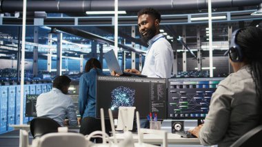 Happy Veri Merkezi Yöneticisi, ekipman performans sorunlarını tanımlamak için dizüstü bilgisayarda düğüm ağacı programlama kullanır. Neşeli sunucu tarım işçisi donanım arızalarını en aza indirmek için veri analiz grafiğini gözden geçiriyor, kamera A