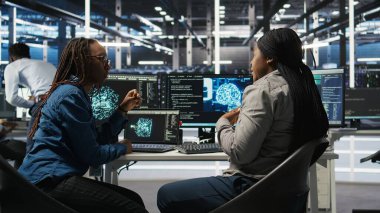 Veri Merkezi Mühendislik Ekibi yapay zeka çözeltilerini optimize ediyor. Sunucu merkezi iş arkadaşları birlikte çalışıyor, yapay zeka kullanarak sistem kapanma süresini en aza indiriyorlar, kamera A