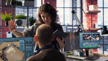 Mimari tasarım ekibi çift monitörler üzerine bir kat planı hazırlar, bilgisayar destekli tasarım araçları kullanır. Meslektaşlar dijital tasarım ve iç dekorasyon için yazılım kullanırlar. Kamera B.