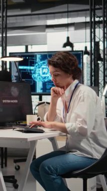 Ofisteki dikey video tecrübesiz stajyer şirket ağındaki hackleme girişimini düzeltmek için ekipten yardım istiyor. İş arkadaşları, yetkisiz erişim uyarılarını araştırıyor, beyin fırtınası yaparak,