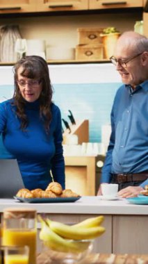 Dikey Video sunucusu evli çift dans hareketleri yapıyor ve mutfakta gülüyorlar, sabahları müzik dinliyorlar ve birlikte şapşallaşıyorlar. Enerjik ruh hali pozitif enerji yayar.