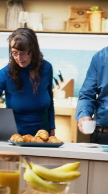 Dikey Video Yaşlı evli insanlar romantik aşk şarkısıyla vals yapıyorlar ve ömür boyu süren tutkuya minnettarlıklarını gösteriyorlar. Gülümseyen karı koca el ele tutuşuyor, yavaş dans ediyor, sallanıyorlar. Tatlı dans