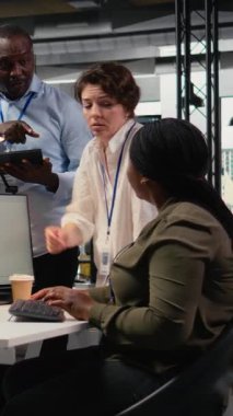 Yapay zeka ofisindeki yöneticilerden oluşan dikey video ekibi dil işleme görevleri için öngörücü modeller geliştirmeye başladı. Takım çalışma arkadaşları karmaşık için makine öğrenme teknik uzmanlığını kullandılar