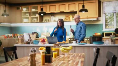 Enerjik son sınıf öğrencisi erkek ve kadın mutfakta şarkı söyleyip gülüyor, emekliliklerinde müzik eşliğinde rahat bir sabah geçiriyorlar. Eğlenceli romantik aktiviteler aşkı ve modern yaşam tarzını gösterir. Kamera A.