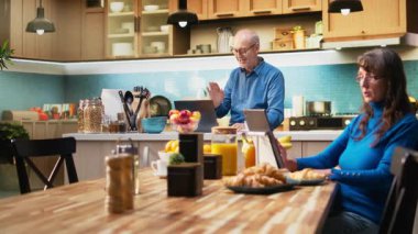 Yetişkin bir emeklinin dizüstü bilgisayarında ailesi ile mutlu bir video görüşmesi var. Son sınıf öğrencisi kahve ve pastayla rahatlıyor. Emeklilik hayatı boyunca internette olumlu bir iletişim gösteriyor. Kamera A.