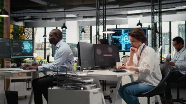 Ofisteki tecrübesiz stajyer şirket ağındaki hackleme girişimini düzeltmek için ekipten yardım istiyor. İş arkadaşları izinsiz giriş alarmlarını, hasarları azaltmak için beyin fırtınası yöntemlerini, kamera A 'yı araştırıyor.