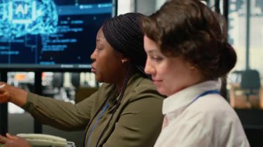 Başlangıç ofisindeki yazılım geliştiricileri rekabetçi bir avantaj elde etmek için yapay zeka teknolojisine baskı yapıyorlar. Takım çalışanı çalışma arkadaşları, derin öğrenme öngörüsü modelleri, kamera B 'yi tartışmak için toplantı yapıyorlar.