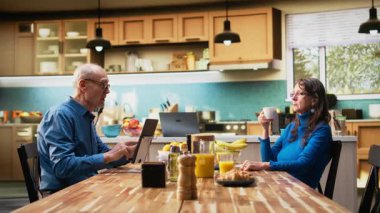 Yaşlı, emekli bir kadın kocasını görmezden geliyor ve kendinden geçiyor, ilgisiz bir şekilde masada oturuyor ve kafası meşgul. Kadının dikkati dağılıyor ve kahvaltı sırasında bağlantısı kopuyor. Kamera A.