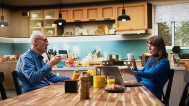 Eski karı koca dizüstü bilgisayarda alışveriş listesi hazırlıyorlar. Erkek ve kadın temel ihtiyaçlar, bakkaliye ve ev eşyaları için alışveriş listesi yapmayı planlıyorlar. Emekli yaşam süresince alışkanlıklar. Kamera A.