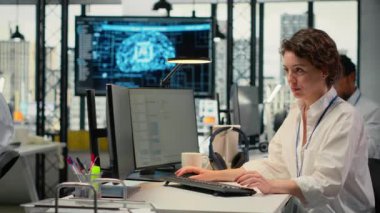 Ofisteki sistem yöneticileri yapay zeka kullanarak iş akışlarını otomatikleştiriyorlar. Daha hızlı işlemek için bilgisayarları rafine eden bilişim işçileri, kamera B