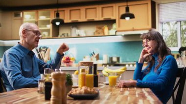 Emekli hayat monotonluğundan dolayı kendini rahatsız ve sıkılmış hisseden bir eş, sürekli konuşan ve onu çileden çıkaran bir koca. Kapalı alanda gerçekçi bir evlilik anı, hoşnutsuzluk. Kamera A.