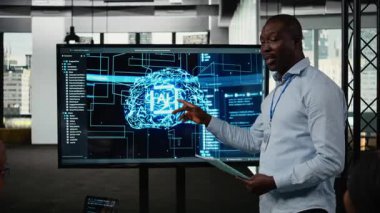 Teknoloji firması yöneticisi potansiyel yatırımcılara sinirsel ağ teknolojisi sunumu yapıyor. Afro-Amerikalı adam şov dünyasının hissedarlarını kullanıyor. Son yapay zeka yenilikleri, kamera A