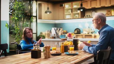 Kronik sakatlığı olan yaşlı bir kadın kahvaltıda kocasıyla kahve servisi yapar. Rahatlamış bir sabah rutininde birlikte gülüp sohbet ederler. Memlekette, mutfak masasında mutlu bir emeklilik. Kamera A.