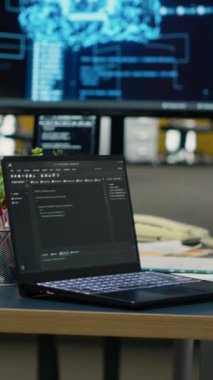 Boş ofisteki bilgisayarın dikey görüntüsü karmaşık yapay zeka hesaplamalarını hızlandırmak için kullanılır. Derinlemesine eğitim veri tabanlarında kullanılan not defteri programı, kamera B