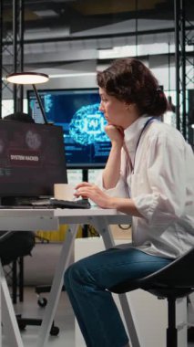 Dikey video Korkan Yöneticiler alarmdan panikledi ve hacker 'ların hassas verileri çalmasını engellemeye çalıştılar. Ağ saldırısına çılgınca tepki veren yeni iş arkadaşları