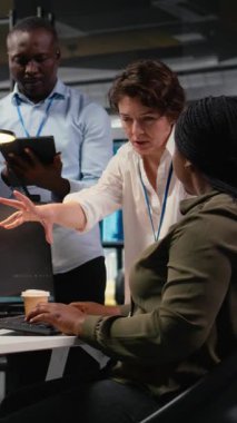 Şirketin performansını optimize etmek için yapay zeka kullanan dikey video mühendislik ekibi görev başında. Başlangıç ofisindeki iş arkadaşları yapay zeka teknolojisini görevleri otomatikleştirmek için kullanıyorlar, kamera A