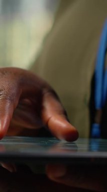 Yeni özellikleri başlatmak için yazılım geliştirme yapan yönetici tarafından kullanılan tabletin dikey görüntüsü. Başlangıçta sistem yöneticisi tarafından kullanılan aygıt yazılım bilgisayar programları, kamera B