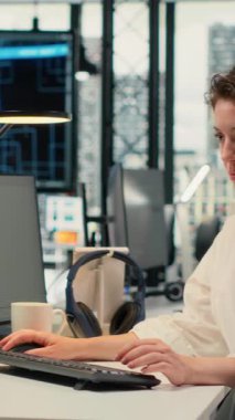 Ofisteki dikey video sistemi yöneticileri yapay zeka kullanarak iş akışlarını otomatikleştiriyor. Daha hızlı işlemek için bilgisayarları rafine eden bilişim işçileri, kamera B