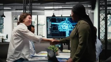 Yapay zeka şirketi kadın girişimcisi iş adamı ile el sıkışıyor. Girişim patronu melek yatırımcıyı selamlıyor, yapay zeka teknolojisi danışmanlık anlaşmasını kabul ediyor, kamera A