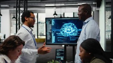 Bilgi işlem uzmanları teknoloji ajansı yönetim kurulunda iş adamlarıyla tokalaşıyor. Yatırımcılar teknoloji sunumu, kamera A 'yı dinlemek için başlangıç ofisinde bilgisayar bilimcileriyle buluşuyorlar.