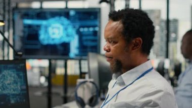 Mühendis ofisteki müdürle sohbet ediyor. Yapay zeka kullanarak iş akışlarını otomatikleştirirken gülüyor. Denetmen şaka yapıyor. İşçi arıtma makinesi öğrenme modelleri, iyi ruh hali konsepti, kamera B