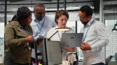 Mühendislik ekibi, karmaşık yapay zeka hesaplamalarını hızlandırmak için özel donanım kullanıyor. İşbirliği yapan, makine öğrenme eğitim verileri için sistemleri yöneten iş arkadaşları, kamera B