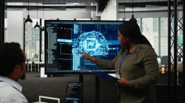 Sistem yöneticisi yapay zeka sohbet robotunun iş hacmini yöneticilere indirgediğini söylüyor. Afro-Amerikan girişimi IT uzmanlığı. Yapay zeka ve kamera A kullanarak yönetimin iş görüşlerini analiz ediyor.