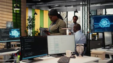 YZ 'de çalışan yazılım geliştiricileri dil işleme görevleri için öngörücü modeller eğitiyorlar. Derin öğrenim teknoloji uzmanları karmaşık bilişim gereksinimleri için teknik uzmanlık kullanırlar, kamera A