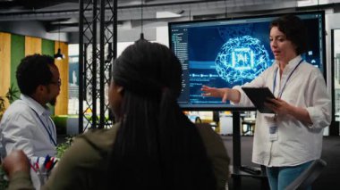 Tech start office CTO ilgilenen yatırımcılara makine öğrenme teknolojisi sunumu yapıyor. İş ortaklarının en son yapay zeka yeniliklerini göstermek için görüntü kullanan bilişim uzmanı, kamera A