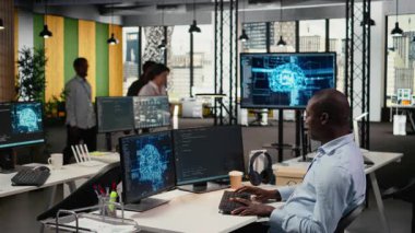 Ofiste müzik dinleyen teknisyenler, karmaşık yapay zeka hesaplamalarını hızlandırmak için özel donanım kullanıyorlar. Ses kulaklığı takan bilişim uzmanı makine yönetimi eğitim verileri, kamera A