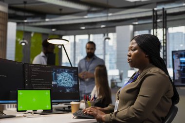 Modern ofisteki krom anahtar tabletine kod parçaları yazma, program yapılandırmalarını ayarlama. İzole ekran aygıtında tanılama araçları uygulayan kadın, API bulut servislerini izliyor