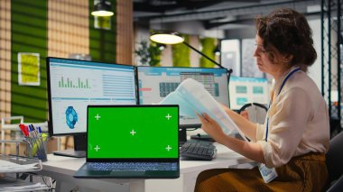 Şirket personeli dizüstü bilgisayardaki modelleri analiz etmek, iş yönetimi verimliliğini artırmak ve büyüme hedeflerine ulaşmak için strateji raporları hazırlamak için ikili monitörler kullanır..