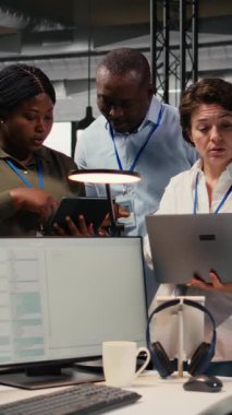 Yazılım geliştirme programlama dilleriyle çalışan gülümseyen mühendislik ekibinin dikey video portresi. Kod testi ve kalite yapmak için aygıt kullanan mutlu şirket çalışanları