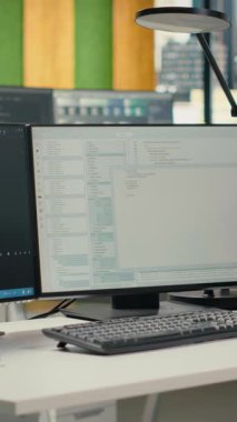 Boş başlangıç çalışma alanında bilgisayar monitörlerinde çalışan ileri düzey yapay zeka algoritmaları. Modern ofis optimizasyon yazılımında PC ekranlarındaki yapay zeka kodlama platformu