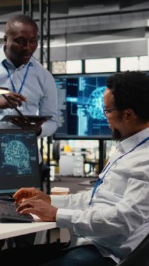 Yapay Zeka 'da çalışan gülen programcılar dil işleme görevleri için öngörücü modeller eğitiyorlar. Neşeli bilişim uzmanları karmaşık görevler için makine öğrenme uzmanlığını kullandılar