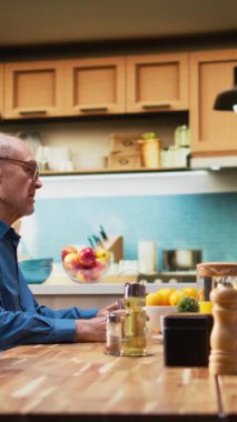 Dikey Videolu Olgun Eş, kocası konuşurken sessiz sinirden bunalmış ve ilgisiz görünüyor. Emekliliğinde samimi bir evlilik anı yaratıyor. İlgisiz, melankolik bir kadın.